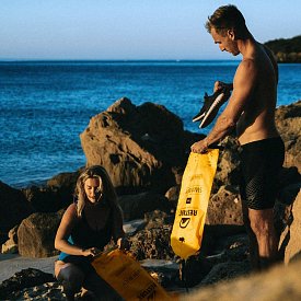 Restube SWIM BUOY Pro - pompowana bojka do pływania z workiem wodoszczelnym